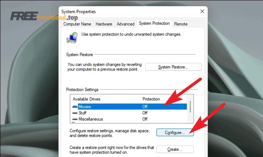 Thiết bị lưu trữ gần laptop tượng trưng cho kiểm tra hệ thống và khắc phục lỗi khôi phục
