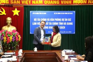 representative ha giang province presenting tokens appreciation giz representati