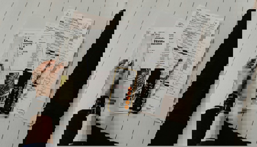 photo 1554224155 6726b3ff858f