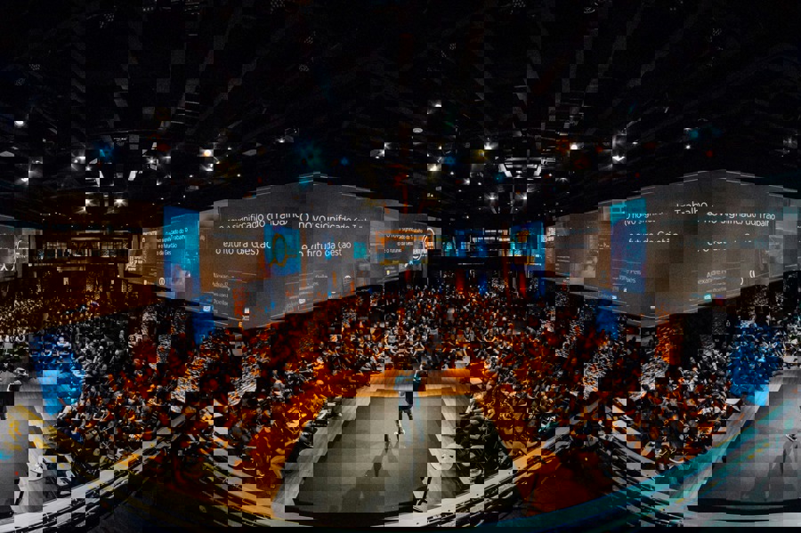 photo 1587825140708 dfaf72ae4b04 2